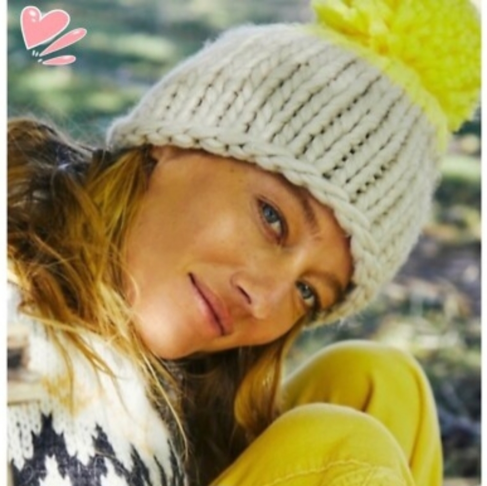 FREE PEOPLE CHUCKY KNIT POM BEANIE!